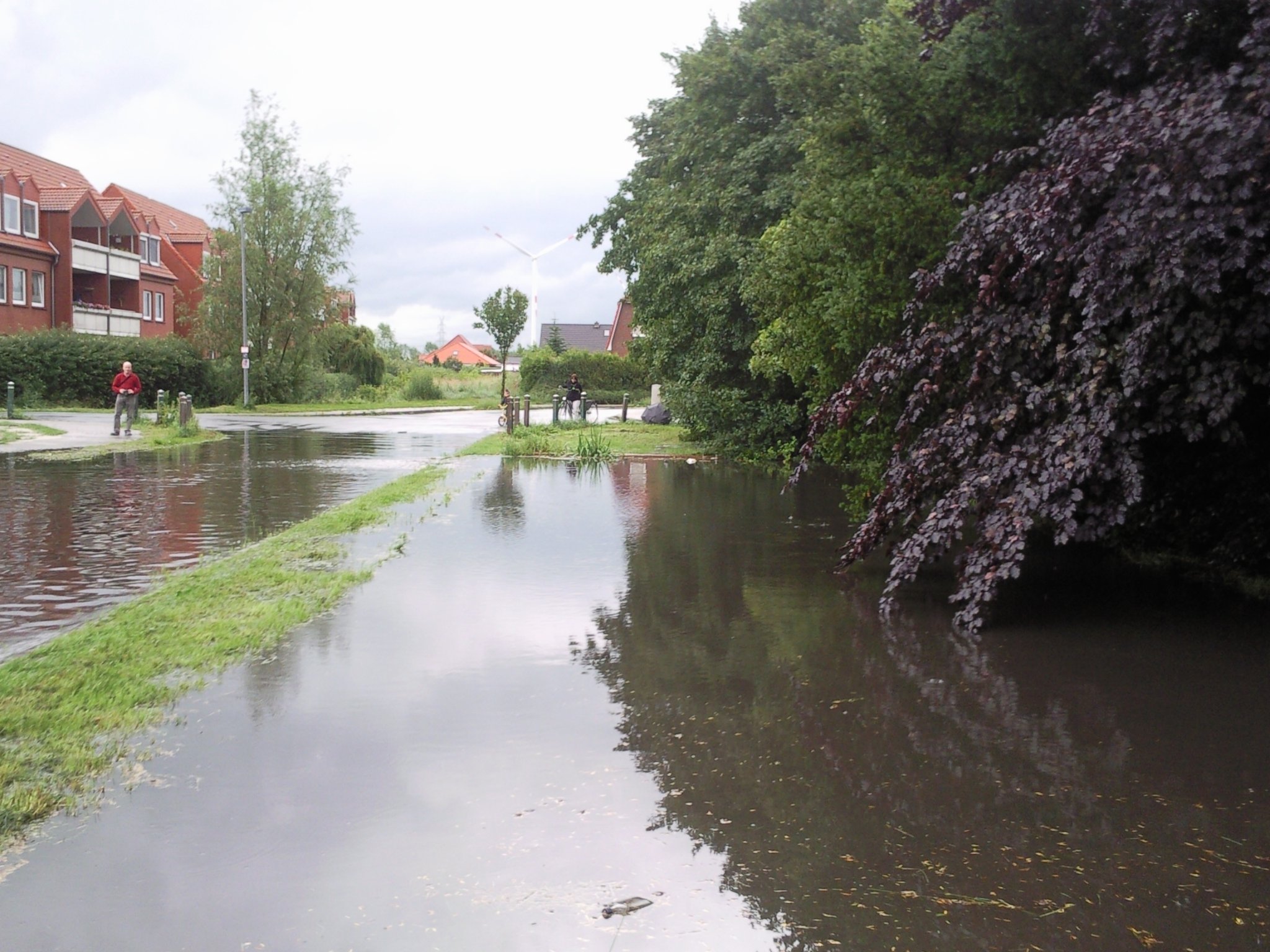 Emden: Starker Regen sorgt für überschwemmte Straßen in der Seehafenstadt