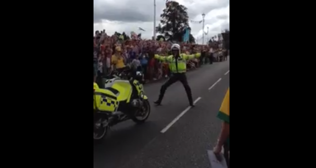 Olympia 2012: Polizist begeistert Fackellauf-Fans mit Tanzeinlage