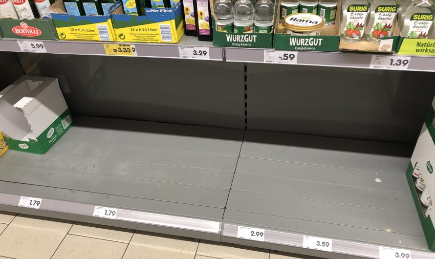 Leere Regale im Supermarkt