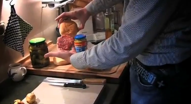 [Video] Burger braten mit AlexiBexi – Cheeseburger und Hamburger frisch und lecker