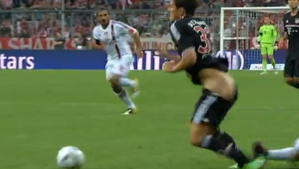 [Video] Mario Gomez mit nacktem Hintern – Nesta zieht Gomez die Hose herunter